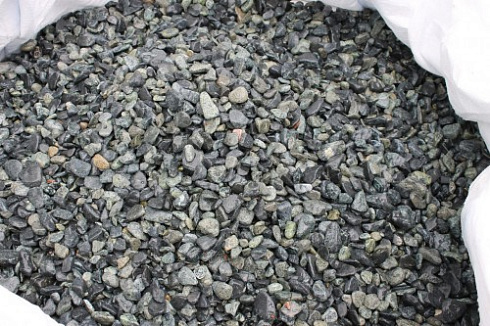 Kamenclub.ru: Щебень галтованный зеленый (змеевик) фр. 20-40 мм.  купить в Санкт-Петербурге мрамор зеленый, салатовый оголтованный щебень мраморный 12500 руб/т   фото КАМЕНЬ КЛУБ