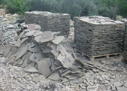 Kamenclub.ru: Песчаник пластушка серо-зеленый (1,5 см)  купить в Санкт-Петербурге плитняк - пластушка серо-зеленый, серый, зеленый пластушка рваная ландшафтная колотая 10200 руб/м3   фото КАМЕНЬ КЛУБ