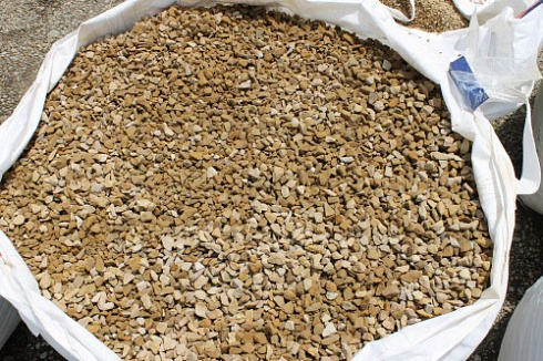 Kamenclub.ru: Щебень крошка желтый (песчаник) фр. 10-20 мм.  купить в Санкт-Петербурге песчаник бежевый, серый, рыжий декоративный ландшафтный щебень колотый 9500 руб/т   фото КАМЕНЬ КЛУБ