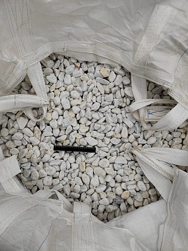 Kamenclub.ru: Мраморная крошка (щебень галтованный белый) фр.40-70 мм.  купить в Санкт-Петербурге мрамор белый молочный айвори окатанный округлый природный камень 17000 руб/т   фото КАМЕНЬ КЛУБ