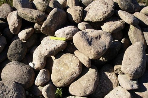 Kamenclub.ru: Конгломераты фр. 300-1000 мм.  купить в Санкт-Петербурге кварц мрамор диабаз коричневый, серый зеленоватый речной валун крупный 6500 руб/т   фото КАМЕНЬ КЛУБ