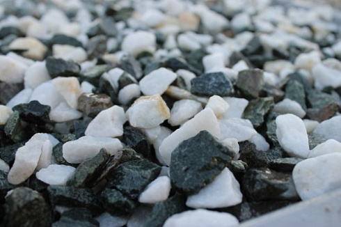 Kamenclub.ru: Мраморная крошка (щебень крошка микс: белый-зеленый) фр. 10-20 мм.  купить в Санкт-Петербурге мрамор белый, зеленый каменная ландшафтная декоративная крошка щебня 9500 руб/т   фото КАМЕНЬ КЛУБ