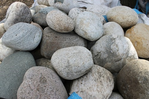 Kamenclub.ru: Речной валун (Ассорти) фр.100-300 мм.  купить в Санкт-Петербурге галечник серый, темно-серый, светло-серый речная галька крупных размеров 4200 руб/т   фото КАМЕНЬ КЛУБ