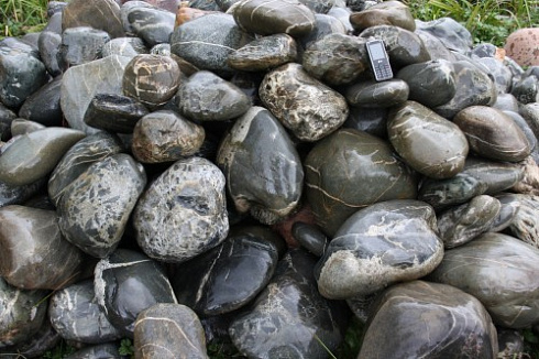 Kamenclub.ru: Валунчик Паутинник фр.100-300 мм  купить в Санкт-Петербурге крупный природный камень галечник темно-серый с прожилками белый черный речной валунчик 5000 руб/т   фото КАМЕНЬ КЛУБ