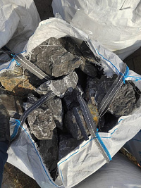 Kamenclub.ru: Черный мрамор скальник фр. 100-500 мм.  купить в Санкт-Петербурге мрамор черный белый серый крупный колотый валун ландшафтный 8500 руб/т   фото КАМЕНЬ КЛУБ