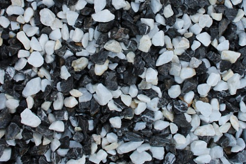 Kamenclub.ru: Мраморная крошка (щебень крошка микс : черный-белый) фр. 10-20 мм.  купить в Санкт-Петербурге мрамор белый, черный каменная декоративная крошка ландшафтная 12000 руб/т   фото КАМЕНЬ КЛУБ