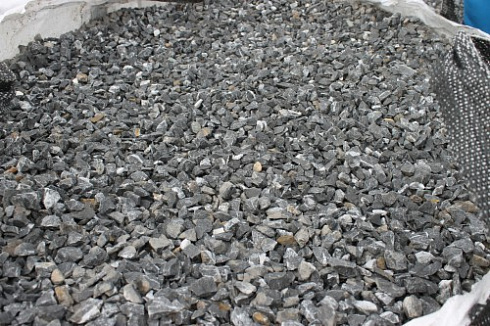 Kamenclub.ru: Щебень крошка черный (мрамор) фр. 10-20 мм.  купить в Санкт-Петербурге мрамор черный с белыми прожилками, черный, белый каменная ландшафтная декоративная крошка щебня 11000 руб/т   фото КАМЕНЬ КЛУБ