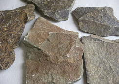 Kamenclub.ru: Песчаник пластушка "фонтанка" серо-зеленая (3,0-5,0 см)  купить в Санкт-Петербурге песчаник серо-зеленая колотые плитки облицовочные пластушки 11400 руб/м3   фото КАМЕНЬ КЛУБ