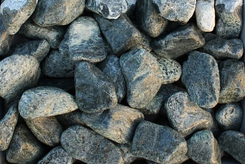 Kamenclub.ru: Щебень галтованный зеленый (змеевик) фр. 50-100 мм.  купить в Санкт-Петербурге галтовка мраморная зеленый, салатовый мрамор 12 500 руб/т   фото КАМЕНЬ КЛУБ