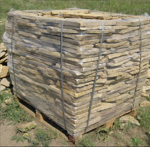 Kamenclub.ru: Песчаник пластушка желтый с рисунком (3 см)  купить в Санкт-Петербурге песчаник желтый с рисунком, рыжий, желтый песчаник пластушка ландшафтная рваная 8 500 руб/м3   фото КАМЕНЬ КЛУБ