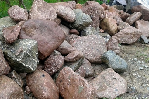 Kamenclub.ru: Конгломераты фр. 300-1000 мм.  купить в Санкт-Петербурге кварц мрамор диабаз коричневый, серый зеленоватый речной валун крупный 6500 руб/т   фото КАМЕНЬ КЛУБ