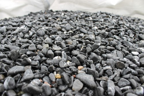 Kamenclub.ru: Щебень галтованный черный (мрамор) фр.10-20 мм.  купить в Санкт-Петербурге мрамор черный с белыми прожилками, черный, белый окатанный округлый ландшафтный декоративный щебень 15000 руб/т   фото КАМЕНЬ КЛУБ