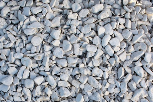 Kamenclub.ru: Щебень галтованный белый (мрамор) фр.5-10 мм.  купить в Санкт-Петербурге мрамор белый, айвори, молочный каменная мраморная декоративная ландшафтная крошка 17000 руб/т   фото КАМЕНЬ КЛУБ