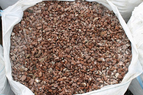 Kamenclub.ru: Мраморная крошка (щебень крошка розовый) фр. 20-40 мм.  купить в Санкт-Петербурге мрамор розовый, красный мраморная крошка декоративная 11000 руб/т   фото КАМЕНЬ КЛУБ