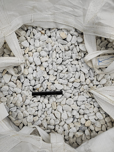 Kamenclub.ru: Мраморная крошка (щебень галтованный белый) фр.40-70 мм.  купить в Санкт-Петербурге мрамор белый молочный айвори окатанный округлый природный камень 17000 руб/т   фото КАМЕНЬ КЛУБ