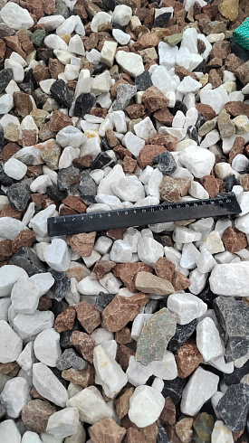 Kamenclub.ru: Мраморная крошка (щебень крошка микс : белый-черный-розовый) фр. 20-40 мм.  купить в Санкт-Петербурге мрамор белый, черный, розовый декоративная ландшафтная крошка 12000 руб/т   фото КАМЕНЬ КЛУБ