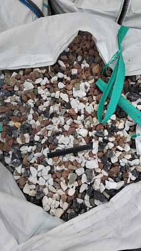 Kamenclub.ru: Мраморная крошка (щебень крошка микс : белый-черный-розовый) фр. 20-40 мм.  купить в Санкт-Петербурге мрамор белый, черный, розовый декоративная ландшафтная крошка 12000 руб/т   фото КАМЕНЬ КЛУБ