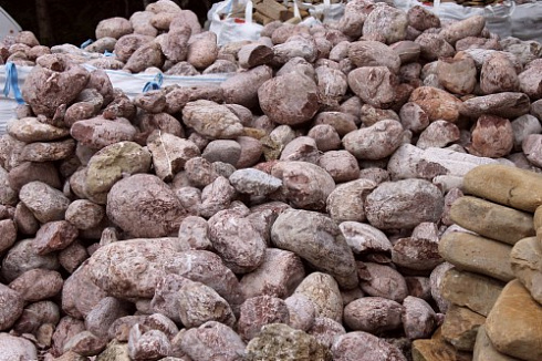 Kamenclub.ru: Розовый валунчик фр.100-300 мм.  купить в Санкт-Петербурге крупный природный камень розовый, серый молочный красный речной галечник природный 7850 руб/т   фото КАМЕНЬ КЛУБ