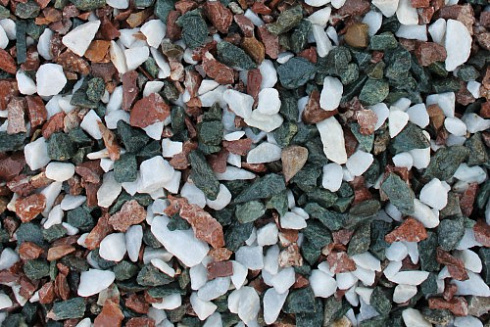 Kamenclub.ru: Мраморная крошка (щебень крошка микс: белый-зеленый-розовый) фр. 10-20 мм.  купить в Санкт-Петербурге мрамор белый, зеленый, розовый декоративный ландшафтный колотый щебень 12000 руб/т   фото КАМЕНЬ КЛУБ