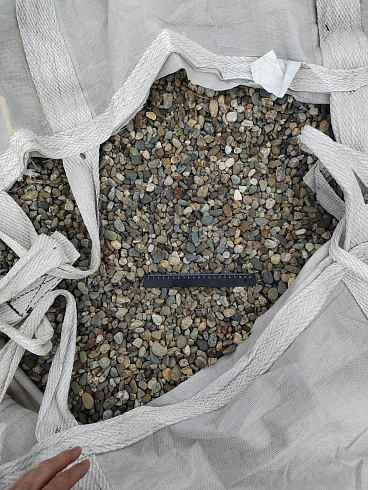 Kamenclub.ru: Галька речная окат (серая) фр.10-20 мм купить  в Санкт-Петербурге галька речная серая, серый, темно-серый, светло-серый, коричневый ландшафтная декоративная речная окатанная округлая галька 5000 руб/т   фото КАМЕНЬ КЛУБ