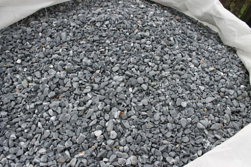 Kamenclub.ru: Щебень галтованный черный (мрамор) фр.10-20 мм.  купить в Санкт-Петербурге мрамор черный с белыми прожилками, черный, белый окатанный округлый ландшафтный декоративный щебень 15000 руб/т   фото КАМЕНЬ КЛУБ