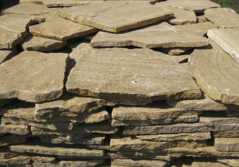 Kamenclub.ru: Песчаник пластушка желтый с рисунком (3 см)  купить в Санкт-Петербурге песчаник желтый с рисунком, рыжий, желтый песчаник пластушка ландшафтная рваная 8 500 руб/м3   фото КАМЕНЬ КЛУБ