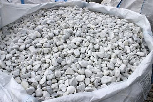 Kamenclub.ru: Мраморная крошка (щебень галтованный белый), фр.20-40 мм.  купить в Санкт-Петербурге мрамор белый бежевый молочный мраморный щебень декоративный 17000 руб/т   фото КАМЕНЬ КЛУБ