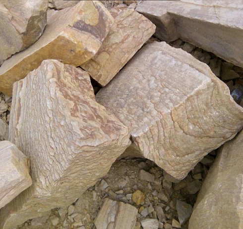 Kamenclub.ru: Песчаник пластушка желтый с рисунком (7-15 см)  купить в Санкт-Петербурге плитняк - пластушка - бут желтый песчаник 10200 руб/м3   фото КАМЕНЬ КЛУБ