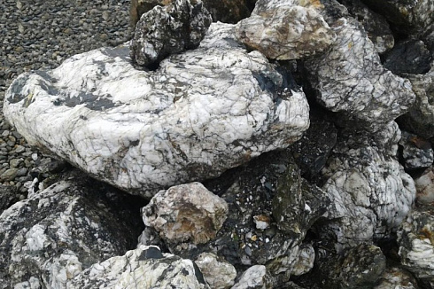 Kamenclub.ru: Черный гранит - кварцит фр. 100-500 мм.  купить в Санкт-Петербурге мрамор гранит черный с белыми прожилками, серый, белый валун скальный колотый 7000 руб/т   фото КАМЕНЬ КЛУБ