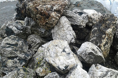 Kamenclub.ru: Черный гранит - кварцит фр. 100-500 мм.  купить в Санкт-Петербурге мрамор гранит черный с белыми прожилками, серый, белый валун скальный колотый 7000 руб/т   фото КАМЕНЬ КЛУБ