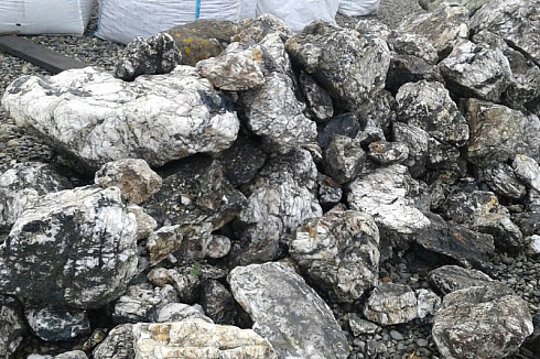 Kamenclub.ru: Черный гранит - кварцит фр. 100-500 мм.  купить в Санкт-Петербурге мрамор гранит черный с белыми прожилками, серый, белый валун скальный колотый 7000 руб/т   фото КАМЕНЬ КЛУБ