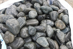Kamenclub.ru: Темно-серый валунчик фр.100-300 мм.  купить в Санкт-Петербурге крупный природный камень серый, темно-серый, светло-серый речная галька большого размера окатанная 4500 руб/т   фото КАМЕНЬ КЛУБ