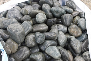 Kamenclub.ru: Темно-серый валунчик фр.100-300 мм.  купить в Санкт-Петербурге крупный природный камень серый, темно-серый, светло-серый речная галька большого размера окатанная 4500 руб/т   фото КАМЕНЬ КЛУБ