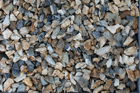 Kamenclub.ru: Мраморная крошка (щебень крошка медовый), фр. 10-20 мм.  купить в Санкт-Петербурге песчаник бежевый, серый каменная ландшафтная крошка  12000 руб/т   фото КАМЕНЬ КЛУБ