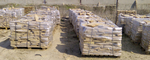 Kamenclub.ru: Песчаник пластушка галтованный желтый с рисунком (3 см)  купить в Санкт-Петербурге плитняк - пластушка желтый песчаник 21000 руб/м3   фото КАМЕНЬ КЛУБ