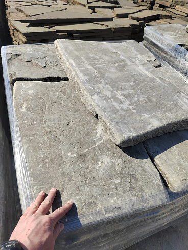 Kamenclub.ru: Песчаник пластушка галтованная светло-серая (3,0 см)  купить в Санкт-Петербурге песчаник светло-серый, серый ландшафтный камень рваный колотый 21000 руб/м3   фото КАМЕНЬ КЛУБ