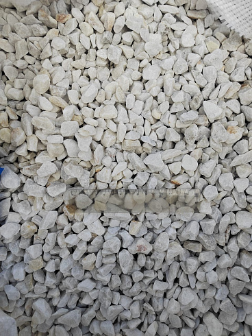 Kamenclub.ru: Мраморная крошка, щебень, цвет-белый, фр. 10-20 мм.  купить в Санкт-Петербурге мрамор белый, молочный айвори каменная ландшафтная декоративная крошка шебня 12000 руб/т   фото КАМЕНЬ КЛУБ