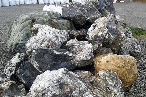 Kamenclub.ru: Черный гранит - кварцит фр. 500-1000 мм.  купить в Санкт-Петербурге гранит кварцит черный серый белый скальный колотый валун 9750 руб/т   фото КАМЕНЬ КЛУБ