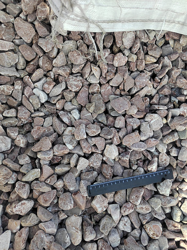 Kamenclub.ru: Мраморная крошка (щебень галтованный розовый) фр.20-40 мм.  купить в Санкт-Петербурге мрамор розовый, красный оголтованный округлый щебень  15000 руб/т   фото КАМЕНЬ КЛУБ