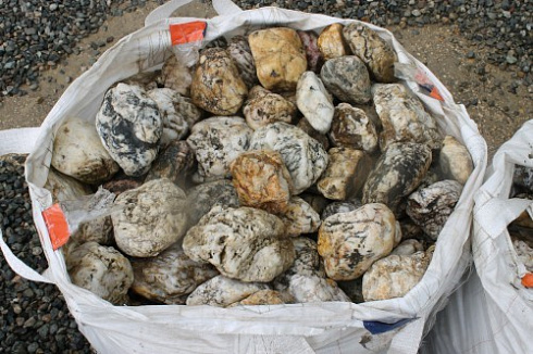 Kamenclub.ru: Кварцевый валунчик фр.100-300 мм.  купить в Санкт-Петербурге кварц белый, бежевый молочный рыжий крупный природный камень галечник 7850 руб/т   фото КАМЕНЬ КЛУБ