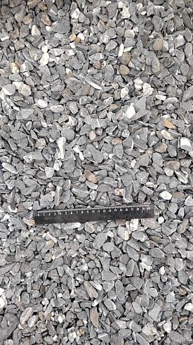 Kamenclub.ru: Щебень галтованный черный (мрамор) фр.10-20 мм.  купить в Санкт-Петербурге мрамор черный с белыми прожилками, черный, белый окатанный округлый ландшафтный декоративный щебень 15000 руб/т   фото КАМЕНЬ КЛУБ