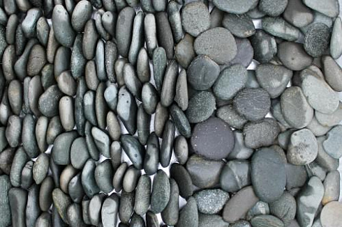Kamenclub.ru: Галька речная плоская (темно-серая) фр. 70-150 мм. купить  в Санкт-Петербурге галечник природный темно-серый серый синий речная плоская природная окатанная  9000 руб/т   фото КАМЕНЬ КЛУБ
