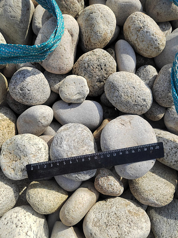 Kamenclub.ru: Галька речная окат (серо-белая) фр. 70-120 мм купить  в Санкт-Петербурге галька галечник бело-серая, серо-белая, серая, белая речная природная галька  8000 руб/т   фото КАМЕНЬ КЛУБ