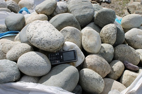 Kamenclub.ru: Речной валун (Ассорти) фр.100-300 мм.  купить в Санкт-Петербурге галечник серый, темно-серый, светло-серый речная галька крупных размеров 4200 руб/т   фото КАМЕНЬ КЛУБ