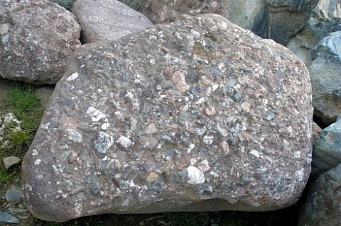 Kamenclub.ru: Конгломераты фр. 300-1000 мм.  купить в Санкт-Петербурге кварц мрамор диабаз коричневый, серый зеленоватый речной валун крупный 6500 руб/т   фото КАМЕНЬ КЛУБ