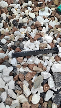 Kamenclub.ru: Мраморная крошка (щебень крошка микс : белый-черный-розовый) фр. 20-40 мм.  купить в Санкт-Петербурге мрамор белый, черный, розовый декоративная ландшафтная крошка 12000 руб/т   фото КАМЕНЬ КЛУБ