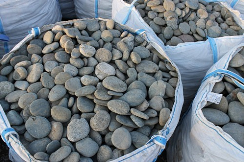 Kamenclub.ru: Галька речная плоская (ассорти) фр. 100-200-300 мм купить  в Санкт-Петербурге галька галечник природный серый, белый темно-серый синий рыжий светло-серый природная галька плоская крупная 8000 руб/т   фото КАМЕНЬ КЛУБ