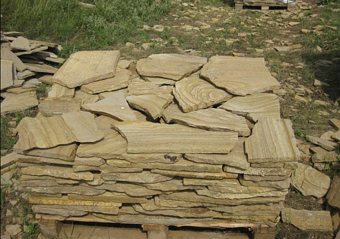 Kamenclub.ru: Песчаник пластушка желтый с разводом под дерево (2 см)  купить в Санкт-Петербурге плитняк желтый с разводами, желтый, рыжий, серый песчаник пластушка рваная ландшафтная 11 000 руб/м3   фото КАМЕНЬ КЛУБ