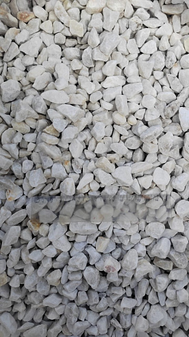 Kamenclub.ru: Мраморная крошка, щебень, цвет-белый, фр. 5-10 мм.  купить в Санкт-Петербурге мрамор белый, айвори, молочный мраморная каменная крошка ландшафтная 12000 руб/т   фото КАМЕНЬ КЛУБ
