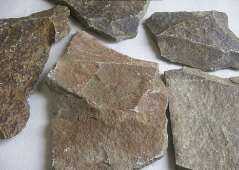 Kamenclub.ru: Песчаник пластушка "фонтанка" серо-зеленая (3,0-5,0 см)  купить в Санкт-Петербурге песчаник серо-зеленая колотые плитки облицовочные пластушки 11400 руб/м3   фото КАМЕНЬ КЛУБ